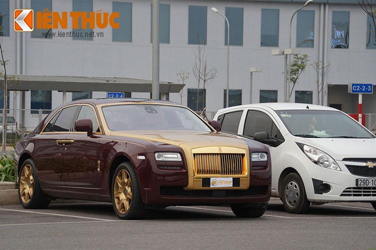 Siêu xe sang  Rolls-Royce Ghost mạ vàng trị giá 40 tỷ đồng thời gian vừa qua thường xuất hiện trên đường phố và chưa đeo BKS, chỉ sử dụng biển tạm thương hiệu T&amp;T . Chiếc siêu xe này được đồn đoán thuộc quyền sở hữu của Bầu Hiển - Tổng giám đốc Công ty cổ phần Tập đoàn T&amp;T.